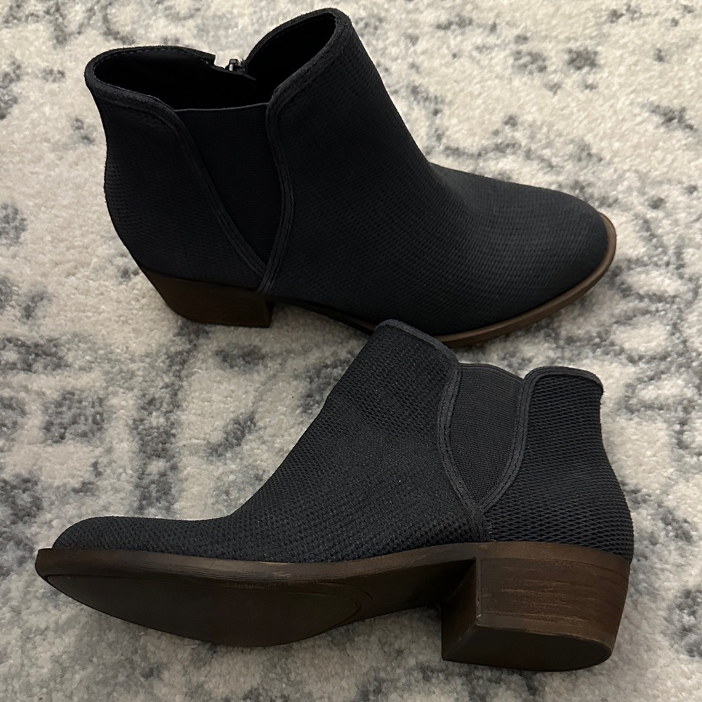 Kensie Black Textured Ankle Booties